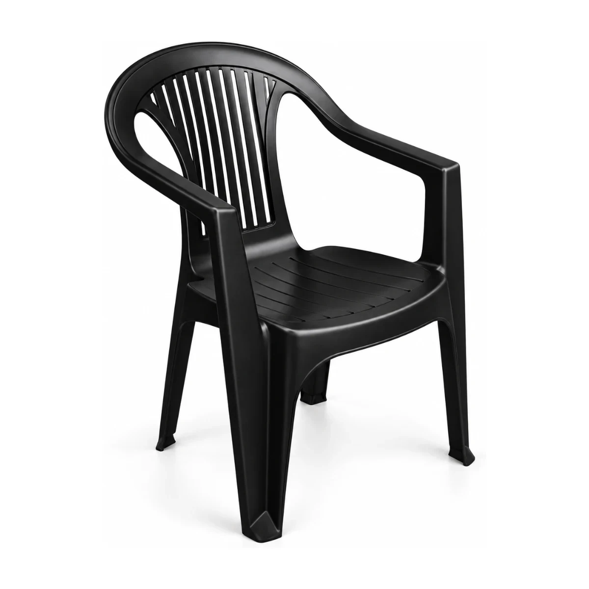 Poltrona plástica Plastex Tambaú preta com braços, empilhável, fundo branco
